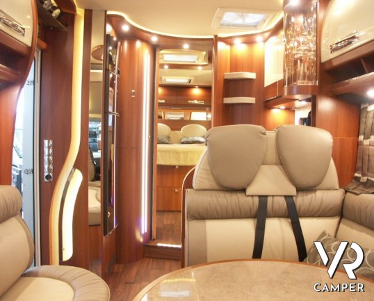 Carthago E-Line 58 XL: maxi motorhome nuovo con doppio asse, letto nautico posteriore e ampia dinette