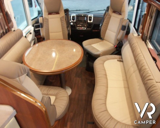 Carthago E-Line 58 XL: maxi motorhome nuovo con doppio asse, letto nautico posteriore e ampia dinette