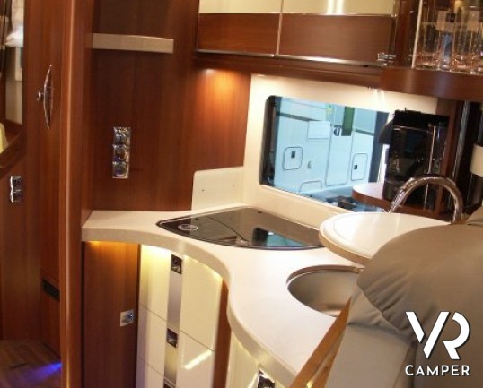 Carthago E-Line 58 XL: maxi motorhome nuovo con doppio asse, letto nautico posteriore e ampia dinette
