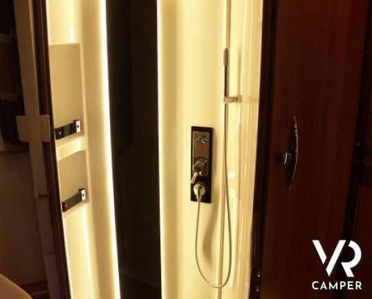 Carthago E-Line 58 XL: maxi motorhome nuovo con doppio asse, letto nautico posteriore e ampia dinette