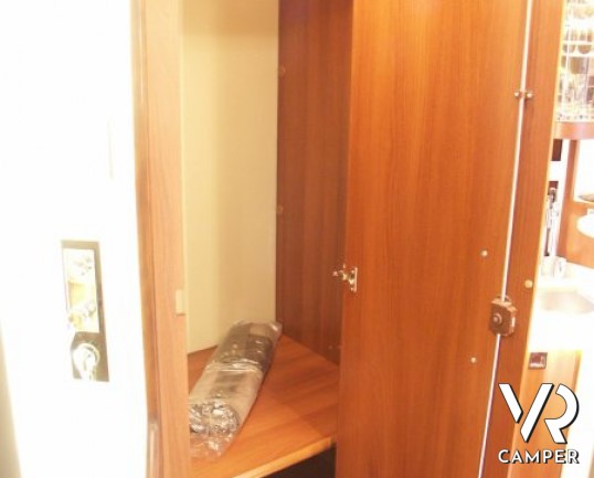 Carthago E-Line 58 XL: maxi motorhome nuovo con doppio asse, letto nautico posteriore e ampia dinette