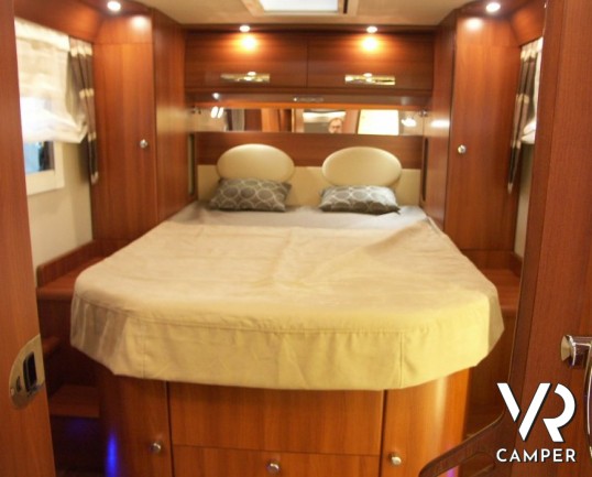 Carthago E-Line 58 XL: maxi motorhome nuovo con doppio asse, letto nautico posteriore e ampia dinette