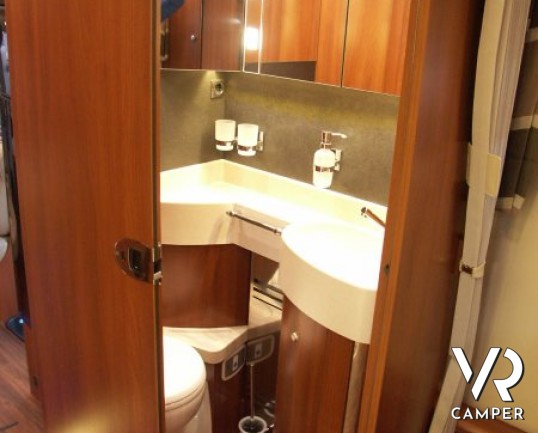 Carthago E-Line 58 XL: maxi motorhome nuovo con doppio asse, letto nautico posteriore e ampia dinette