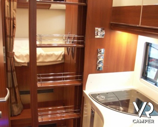 Carthago E-Line 47: motorhome di lusso con doppio pavimento passante e ampio garage in patente C