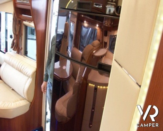 Carthago E-Line 47: motorhome di lusso con doppio pavimento passante e ampio garage in patente C