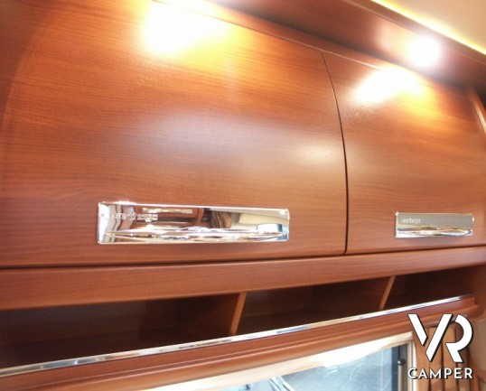 Carthago E-Line 47: motorhome di lusso con doppio pavimento passante e ampio garage in patente C