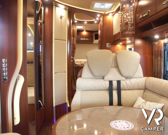 Carthago E-Line 47: motorhome di lusso con doppio pavimento passante e ampio garage in patente C