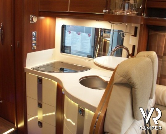 Carthago E-Line 47: motorhome di lusso con doppio pavimento passante e ampio garage in patente C