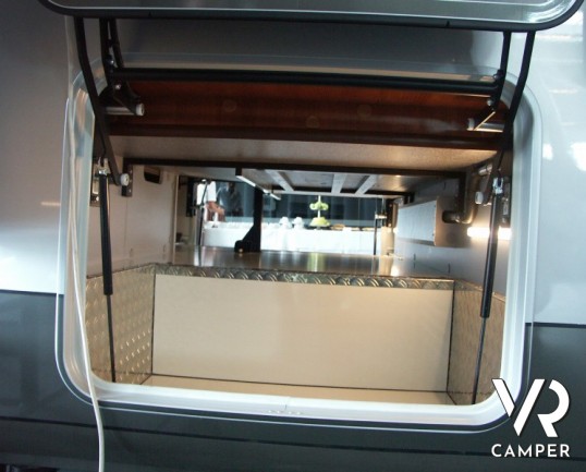 Carthago Highliner 59 LE: maxi motorhome nuovo con letti gemelli e garage, doppio pavimento per il massimo dello stivaggio