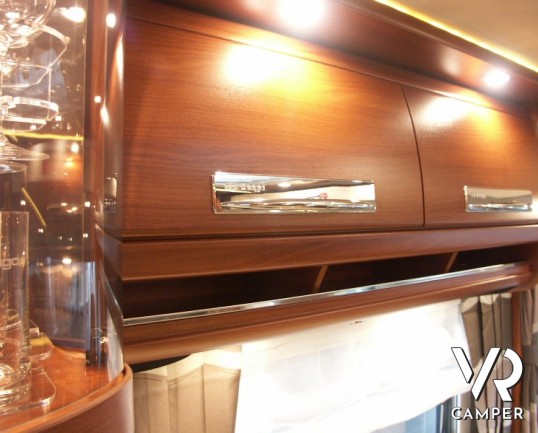 Carthago Highliner 59 LE: maxi motorhome nuovo con letti gemelli e garage, doppio pavimento per il massimo dello stivaggio