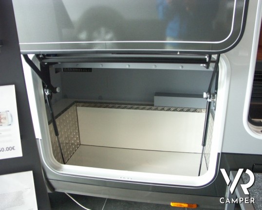 Carthago Highliner 59 LE: maxi motorhome nuovo con letti gemelli e garage, doppio pavimento per il massimo dello stivaggio