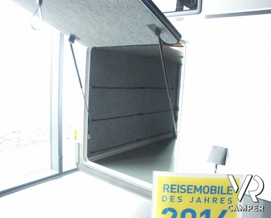 Carthago Highliner 59 LE: maxi motorhome nuovo con letti gemelli e garage, doppio pavimento per il massimo dello stivaggio