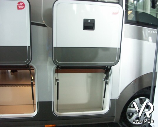 Carthago Highliner 59 LE: maxi motorhome nuovo con letti gemelli e garage, doppio pavimento per il massimo dello stivaggio