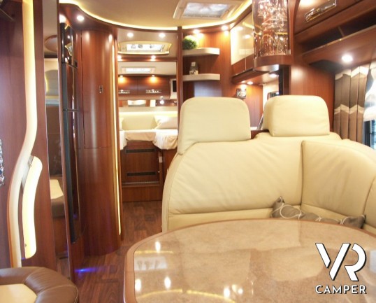 Carthago Highliner 59 LE: maxi motorhome nuovo con letti gemelli e garage, doppio pavimento per il massimo dello stivaggio