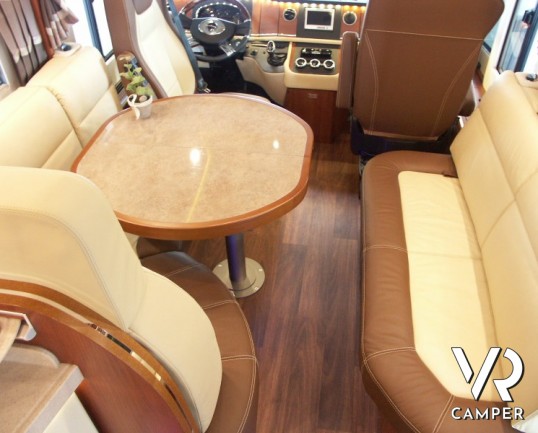 Carthago Highliner 59 LE: maxi motorhome nuovo con letti gemelli e garage, doppio pavimento per il massimo dello stivaggio