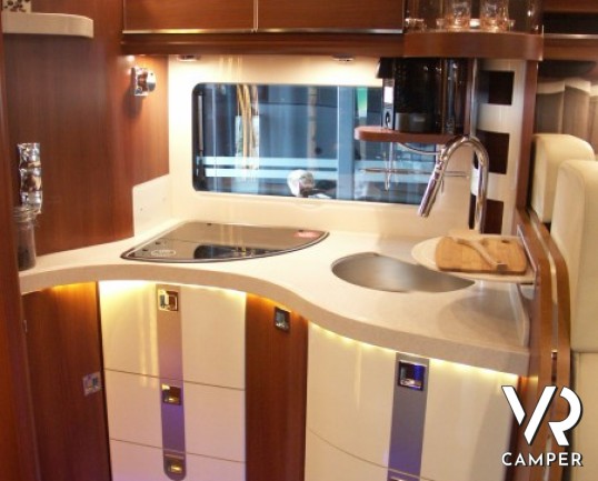 Carthago Highliner 59 LE: maxi motorhome nuovo con letti gemelli e garage, doppio pavimento per il massimo dello stivaggio