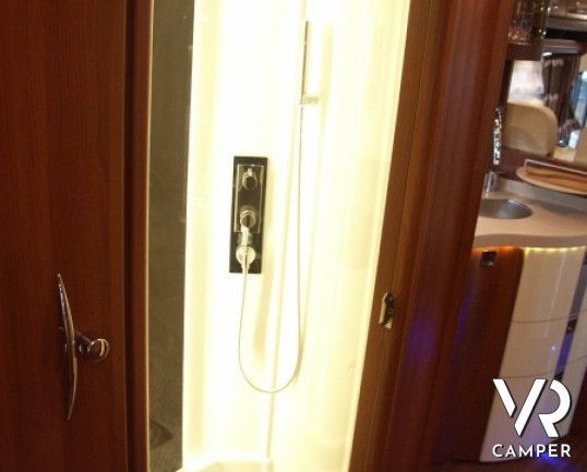 Carthago Highliner 59 LE: maxi motorhome nuovo con letti gemelli e garage, doppio pavimento per il massimo dello stivaggio