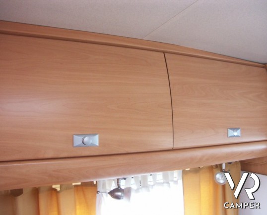 Chausson 109: camper semintegrale usato con due letti gemelli bassi in coda, perfetto per la coppia.