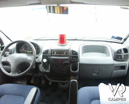 Chausson 109: camper semintegrale usato con due letti gemelli bassi in coda, perfetto per la coppia.