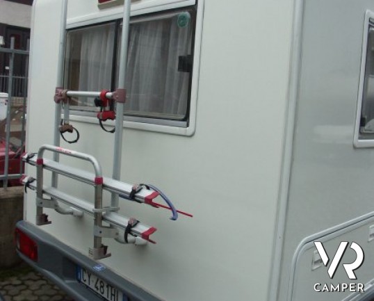 Chausson 109: camper semintegrale usato con due letti gemelli bassi in coda, perfetto per la coppia.