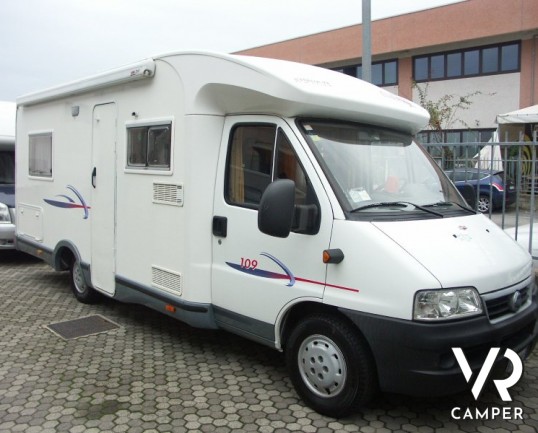 Chausson 109: camper semintegrale usato con due letti gemelli bassi in coda, perfetto per la coppia.