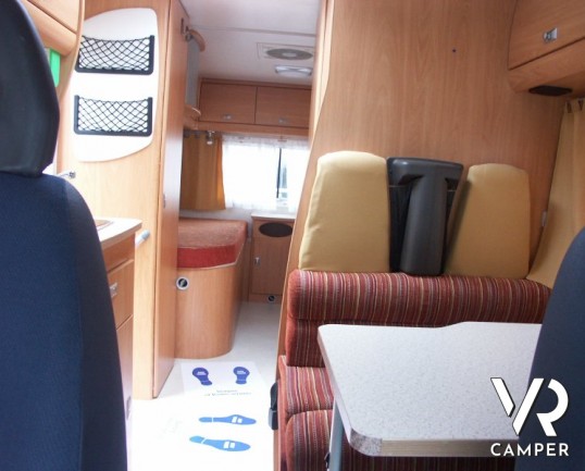 Chausson 109: camper semintegrale usato con due letti gemelli bassi in coda, perfetto per la coppia.