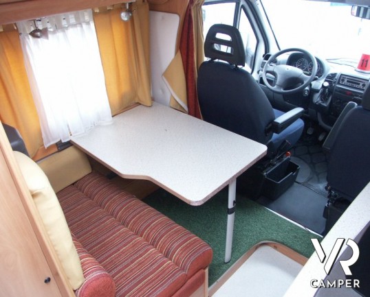 Chausson 109: camper semintegrale usato con due letti gemelli bassi in coda, perfetto per la coppia.