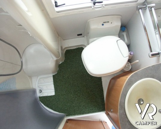 Chausson 109: camper semintegrale usato con due letti gemelli bassi in coda, perfetto per la coppia.