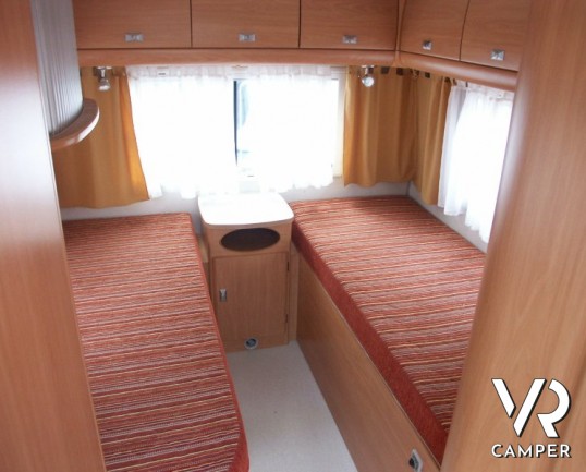 Chausson 109: camper semintegrale usato con due letti gemelli bassi in coda, perfetto per la coppia.