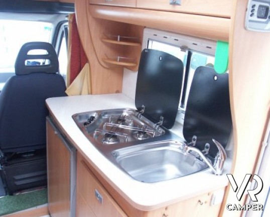 Chausson 109: camper semintegrale usato con due letti gemelli bassi in coda, perfetto per la coppia.