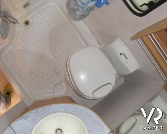 Challanger 162: occasione camper usato mansardato con letti a castello, su meccanica Ford.