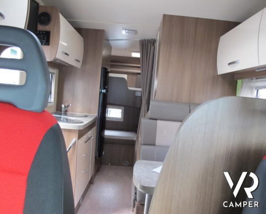 Challenger Birthday 286 C - camper mansardato usato con letti a castello e dinette classica, 6 posti letto e 6 posti omologati a libretto