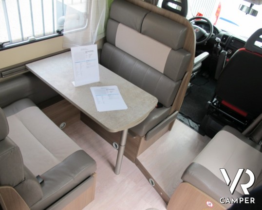 Challenger Birthday 286 C - camper mansardato usato con letti a castello e dinette classica, 6 posti letto e 6 posti omologati a libretto