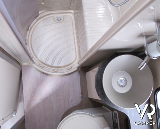 Challenger Birthday 286 C - camper mansardato usato con letti a castello e dinette classica, 6 posti letto e 6 posti omologati a libretto