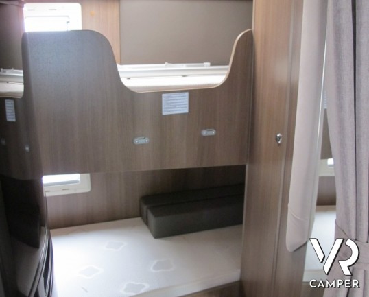 Challenger Birthday 286 C - camper mansardato usato con letti a castello e dinette classica, 6 posti letto e 6 posti omologati a libretto