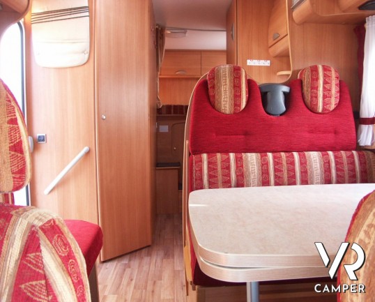 Challanger Mageo 192: camper mansardato usato con garage grande e gemellato posteriore, 5 posti omologati