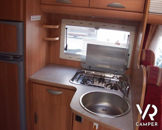 Challanger Mageo 192: camper mansardato usato con garage grande e gemellato posteriore, 5 posti omologati