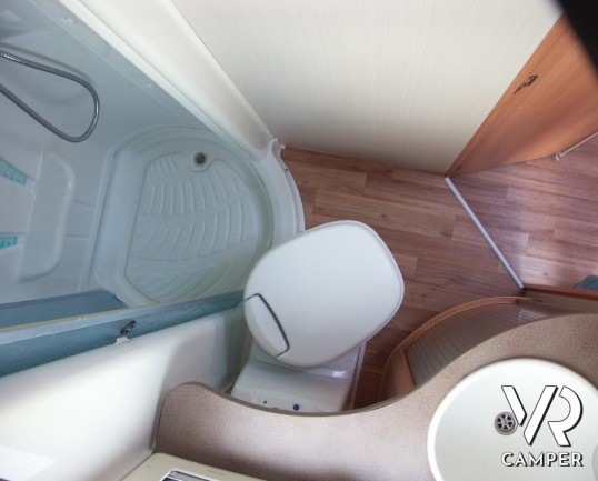 Challanger Mageo 192: camper mansardato usato con garage grande e gemellato posteriore, 5 posti omologati