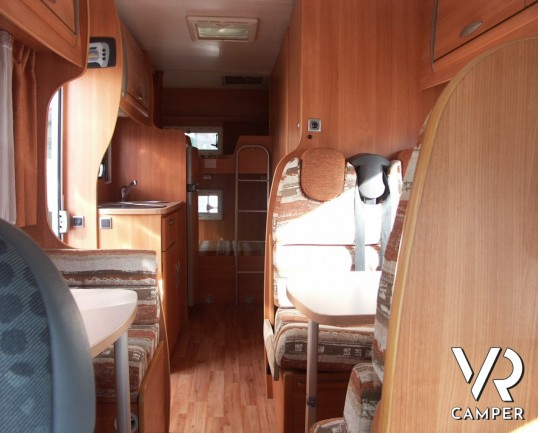 CHAUSSON FLASH 09 - camper usato con letti a castello e garage, 7 posti letto.