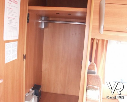 CHAUSSON FLASH 09 - camper usato con letti a castello e garage, 7 posti letto.