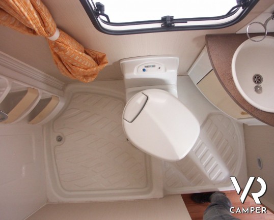 CHAUSSON FLASH 09 - camper usato con letti a castello e garage, 7 posti letto.