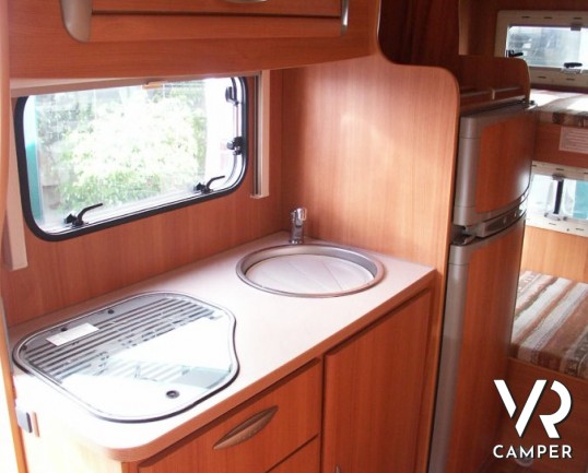 CHAUSSON FLASH 09 - camper usato con letti a castello e garage, 7 posti letto.