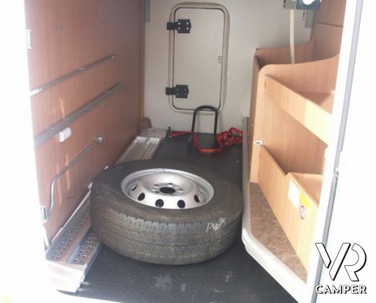 Chausson Flash 26: camper semintegrale usato con letto basculante e garage, recente su Ducato 2.3 M-Jet