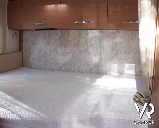 Chausson Flash 26: camper semintegrale usato con letto basculante e garage, recente su Ducato 2.3 M-Jet