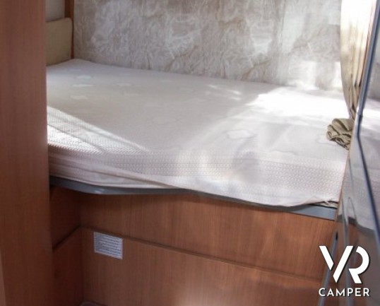 Chausson Flash 26: camper semintegrale usato con letto basculante e garage, recente su Ducato 2.3 M-Jet