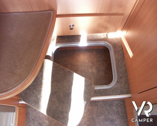 Chausson Flash 26: camper semintegrale usato con letto basculante e garage, recente su Ducato 2.3 M-Jet