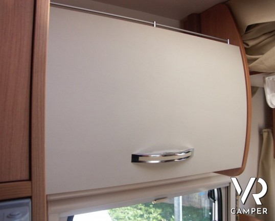 Chausson Flash 26: camper semintegrale usato con letto basculante e garage, recente su Ducato 2.3 M-Jet