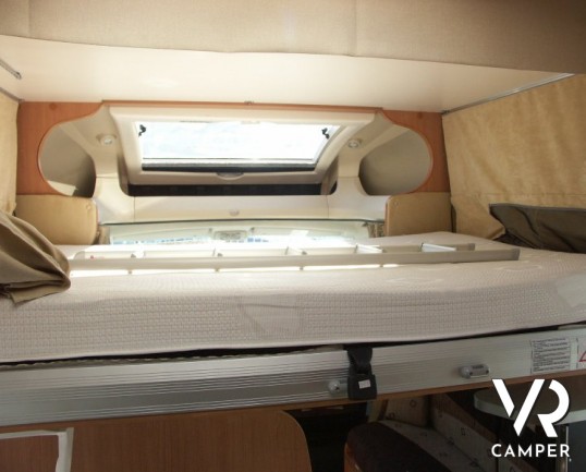 Chausson Flash 26: camper semintegrale usato con letto basculante e garage, recente su Ducato 2.3 M-Jet