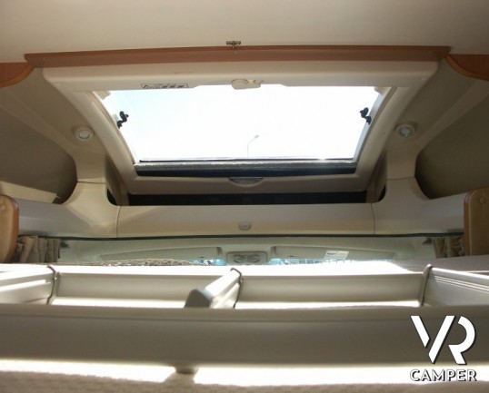 Chausson Flash 26: camper semintegrale usato con letto basculante e garage, recente su Ducato 2.3 M-Jet