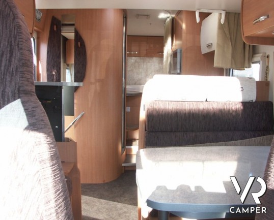 Chausson Flash 26: camper semintegrale usato con letto basculante e garage, recente su Ducato 2.3 M-Jet